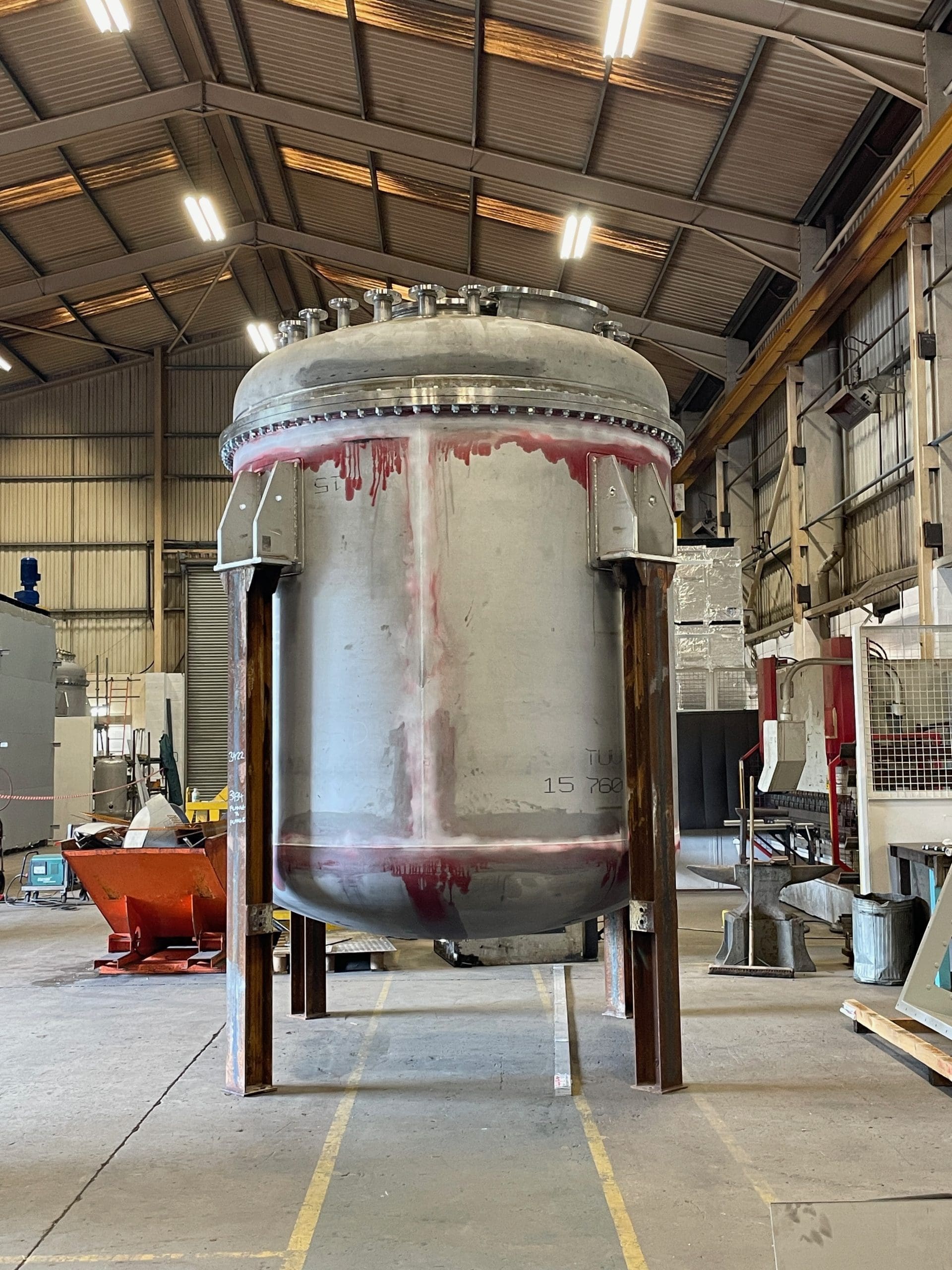Pressure vessel upright in steel